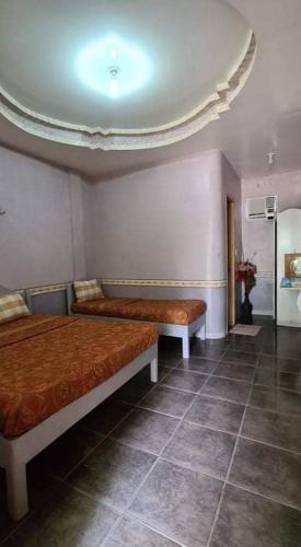 una camera con due letti e un soffitto di Tamayo Beach Resort a Labason