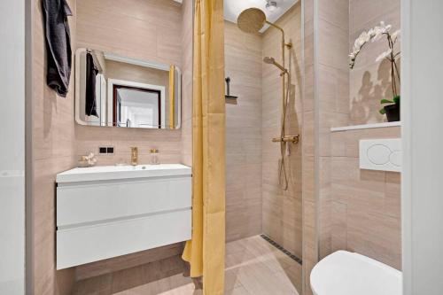 奧胡斯的住宿－The Modern Breakaway in Aarhus，一间带水槽和淋浴的浴室
