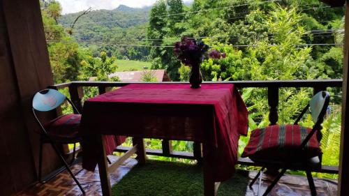 una mesa con un jarrón en el balcón en บ้านพักพือวา Pue Wa Homestay, en Ban Yang