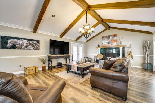 Χώρος καθιστικού στο Charming Texarkana Home Lake and Pool Access!