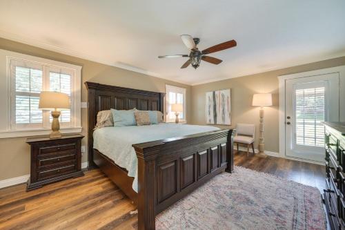 Ένα ή περισσότερα κρεβάτια σε δωμάτιο στο Charming Texarkana Home Lake and Pool Access!