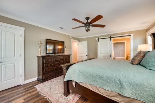 Ένα ή περισσότερα κρεβάτια σε δωμάτιο στο Charming Texarkana Home Lake and Pool Access!