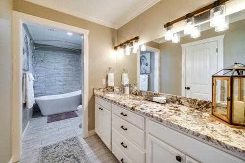 Ένα μπάνιο στο Charming Texarkana Home Lake and Pool Access!