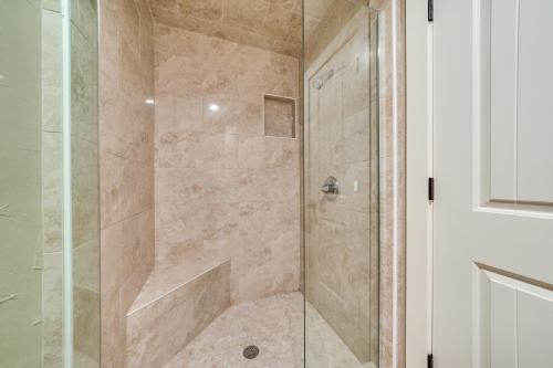 Ένα μπάνιο στο Charming Texarkana Home Lake and Pool Access!