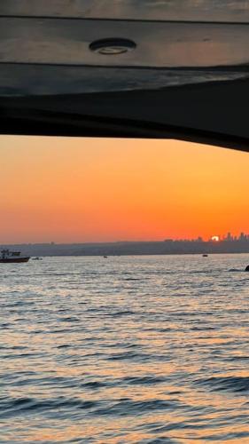 イスタンブールにあるAt Yeşilköy harbour pretty Lobste Only Accommodationの船上から海の夕日を望めます。