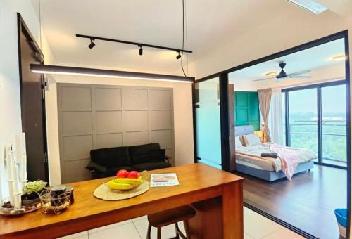 sala de estar con mesa y dormitorio en C1108 Almas Suites Muji Studio100mbpsNetflix STAY, en Nusajaya