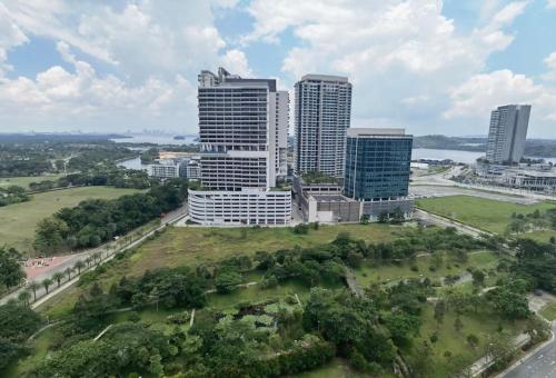 une vue aérienne sur une ville avec de grands bâtiments dans l'établissement C1108 Almas Suites Muji Studio100mbpsNetflix STAY, à Nusajaya