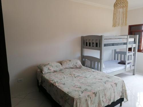 - une chambre avec un lit et deux lits superposés dans l'établissement Maison de plage à Santo Antonio, à Santa Cruz Cabrália