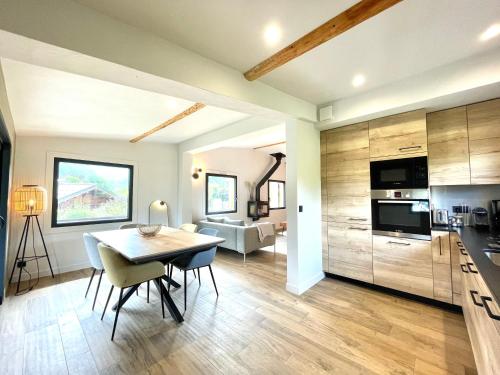 una cucina e una sala da pranzo con tavolo e sedie di Chalet familial Saint-Gervais a Saint-Gervais-les-Bains