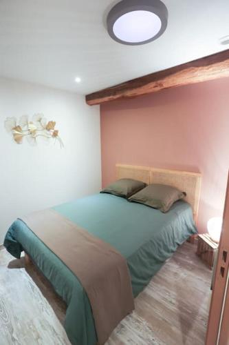 une chambre avec un lit dans une pièce dans l'établissement Appartement chaleureux cosy et climatisé Karine hospitality, à Saint-Just-la-Pendue