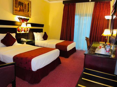 En eller flere senge i et værelse på Claridge Hotel