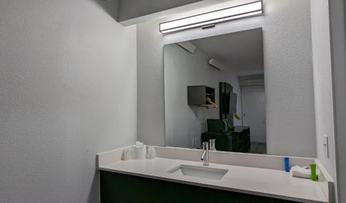 Ένα μπάνιο στο Motel 6-Nashua, NH - South