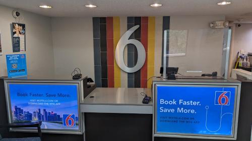 Ο χώρος του λόμπι ή της ρεσεψιόν στο Motel 6-Nashua, NH - South
