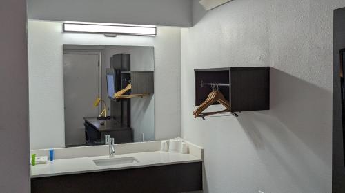 Ένα μπάνιο στο Motel 6-Nashua, NH - South