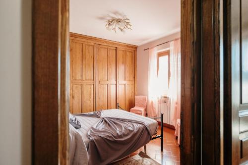a bedroom with a bed and a window at Lago del Turano - Guest House il Nido dell'Aquila in Ascrea