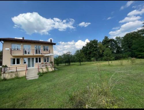 een huis in een veld met een grote tuin bij Villa Stupar 