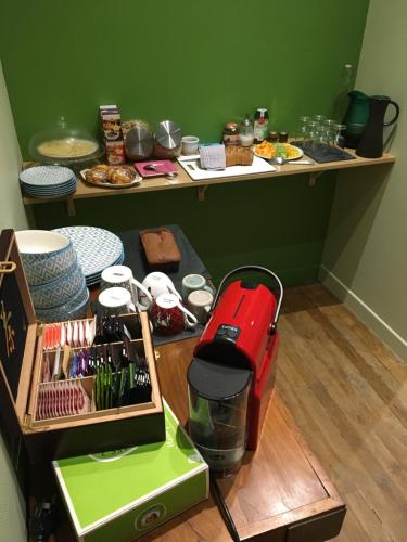 una cucina con bancone e tavolo di La Longère de Neuville-Futuroscope-Poitiers a Neuville-du-Poitou