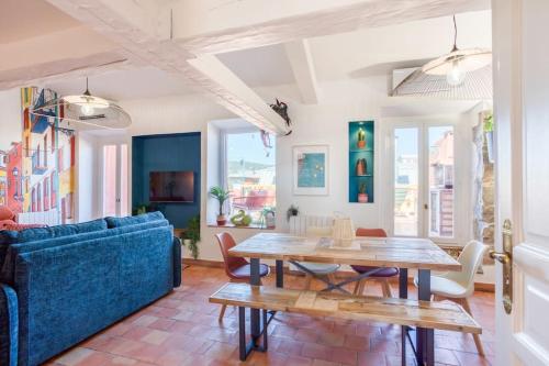 un salon avec un canapé bleu et une table dans l'établissement #48 Suite Jean top floor terrace 5min walk sea AC, à Nice