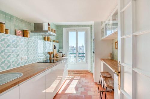 Kjøkken eller kjøkkenkrok på #48 Suite Jean top floor terrace 5min walk sea AC