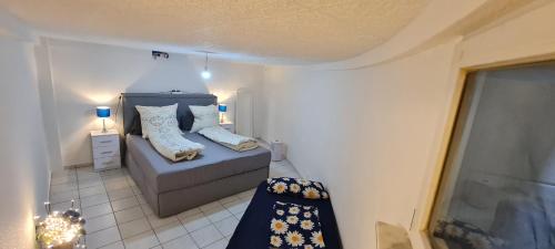 1 dormitorio pequeño con 1 cama en una habitación en Mobiliertes Appartement, en Bad Homburg vor der Höhe
