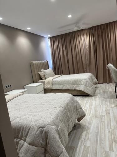 um quarto com 2 camas e um sofá em Luxurious apartment em Tânger