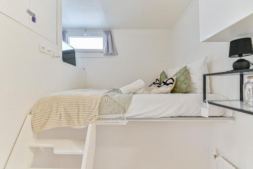 - une chambre avec un lit dans une petite pièce dans l'établissement Studio cosy proche Paris - 2 min RER Gentilly, à Gentilly