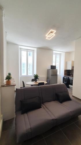 un salon avec un canapé et une table dans l'établissement Le cœur Montilien, à Montélimar