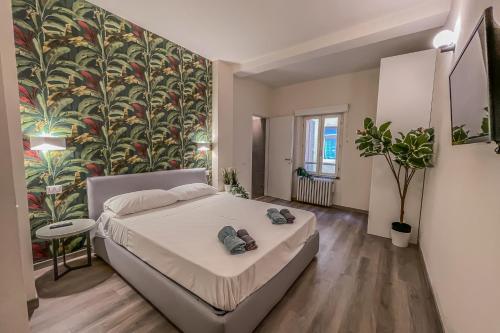 1 dormitorio con 1 cama y una gran pintura en la pared en BDC_7 Apartment, en Parma