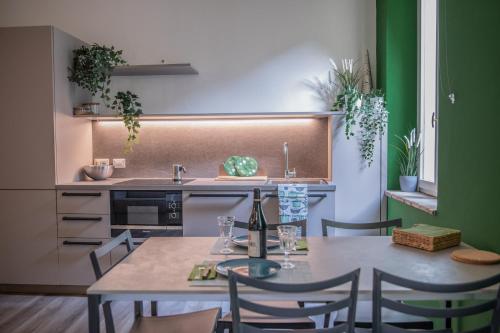 una cucina con tavolo, sedie e lavandino di BDC_7 Apartment a Parma