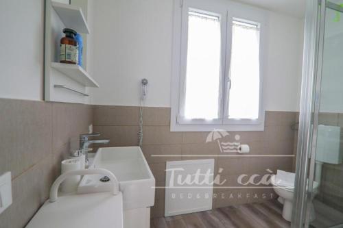 Koupelna v ubytování Tutti ccà Airport Rooms