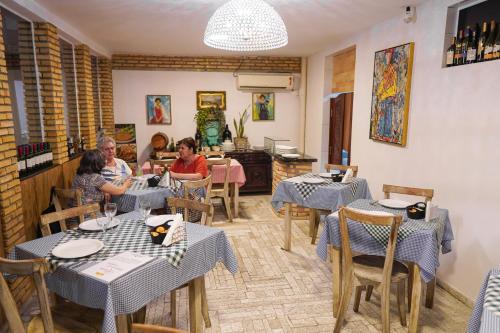 un groupe de personnes assises à table dans un restaurant dans l'établissement Hotel pousada Krone Praia de Iracema Fortaleza, à Fortaleza