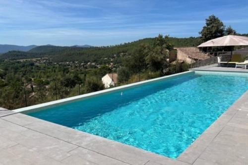 une piscine avec vue sur une montagne dans l'établissement Appartement neuf dans maison, à Taradeau