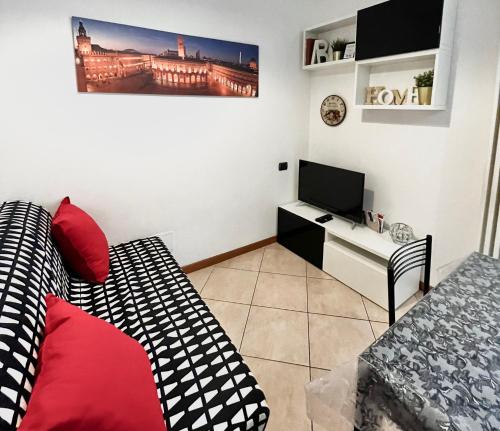 ボローニャにあるMaison Paradiso - Santa Viola Apartmentのリビングルーム(ソファ、テレビ付)