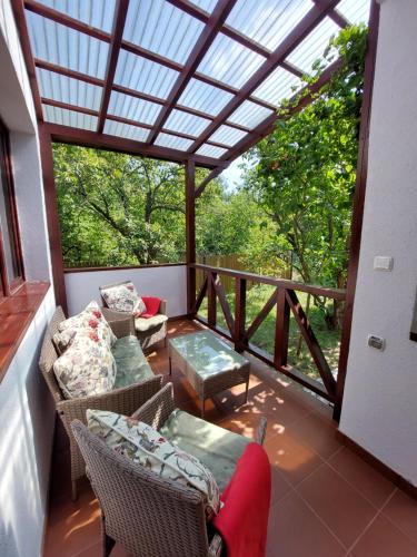 una veranda protetta con sedie e un tavolo di Domek Cicho Sza a Rożdżały