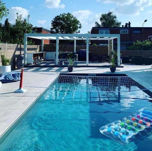 - une piscine avec un bouquet de bouteilles d'eau dans l'établissement Luxurious house 20 minutes from Malmö Arena, 