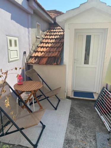 een patio met een tafel en stoelen voor een huis bij La Lena in Šibenik