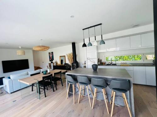 cocina y sala de estar con mesa y sillas en Architect's House - Olympic Games Paris 2024, en Bazoches-sur-Guyonne