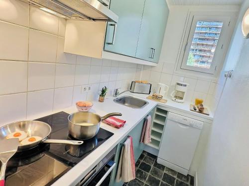 - une cuisine avec 2 casseroles et des poêles dans l'établissement Appartement Tignes, 3 pièces, 8 personnes - FR-1-411-535, à Tignes