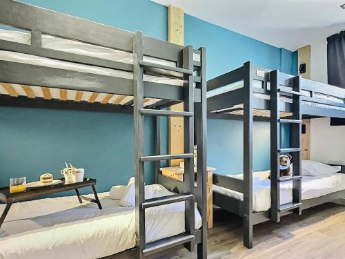 Ce dortoir comprend 2 lits superposés et une table. dans l'établissement Appartement Tignes, 3 pièces, 8 personnes - FR-1-411-535, à Tignes