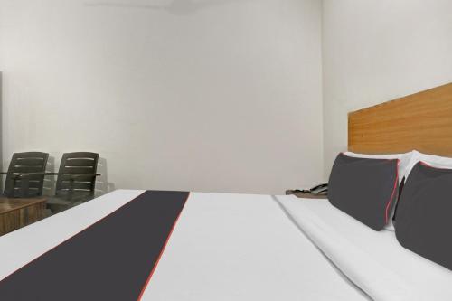 Narela的住宿－Collection O Hjp，一间会议室,配有椅子和床