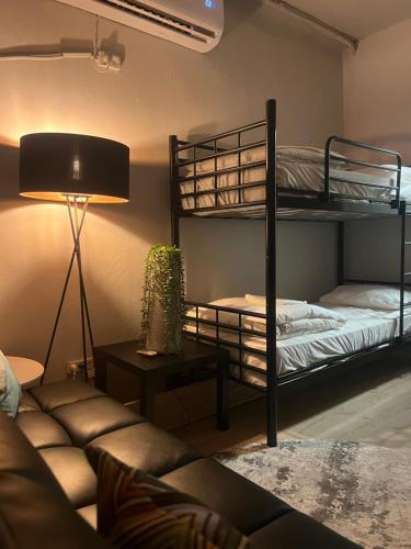 een woonkamer met 2 stapelbedden en een bank bij Ofek's place - Midtown TLV in Tel Aviv