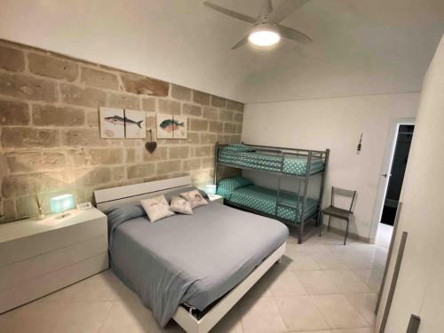 Ένα ή περισσότερα κρεβάτια σε δωμάτιο στο Casa Milo al Mare