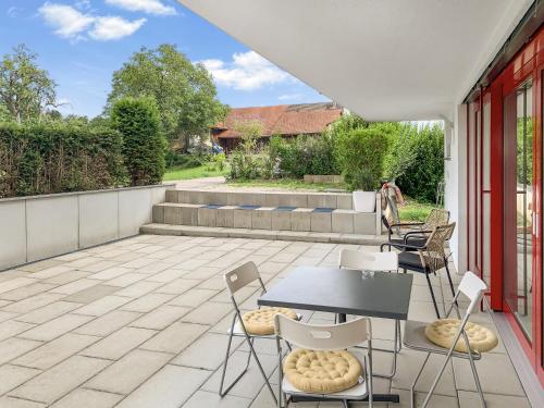 eine Terrasse mit einem Tisch und Stühlen auf einer Terrasse in der Unterkunft Haus zur Lilie in Hinwil