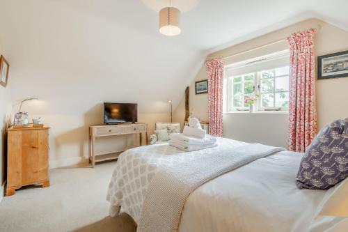 1 dormitorio con 1 cama, TV y ventana en Tiger Inn - Elizabeth, en Eastbourne