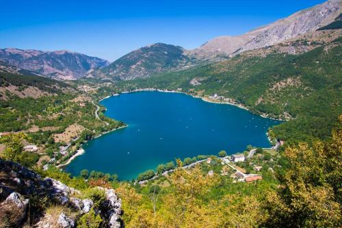 a view of a lake in the mountains at La Villa dei Tartufi - B&B in Corfinio
