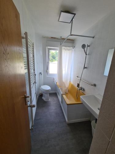 ein Badezimmer mit einer Badewanne, einem WC und einem Waschbecken in der Unterkunft Monteurunterkunft mit Terrasse in Lünen in Lünen