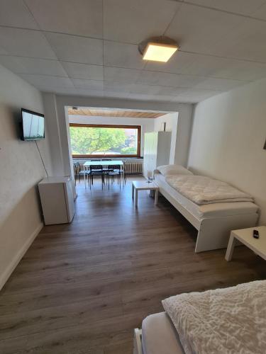 Zimmer mit 2 Betten und einem Esszimmer mit einem Tisch in der Unterkunft Monteurunterkunft mit Terrasse in Lünen in Lünen