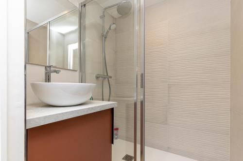a bathroom with a sink and a shower at Le Balcon du Port - Joli studio à Capbreton in Capbreton