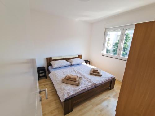 - une chambre avec un lit et 2 serviettes dans l'établissement Apartment Ventura, à Mostar