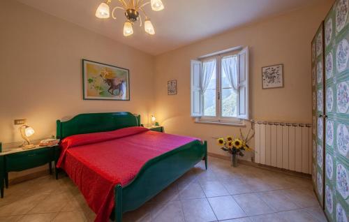 - une chambre avec un lit vert et une fenêtre dans l'établissement Charming Le Pole in Vallico Sopra, à Bolognana